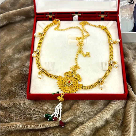 Jewelry - Elegant Gold Necklace with Pearl Accents belt
